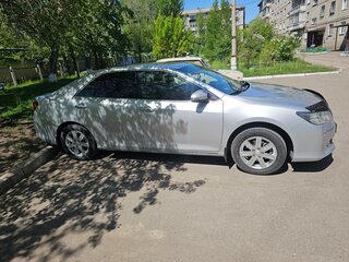 2013 Toyota Camry VII (XV50), серебристый, 1350000 рублей, вид 3