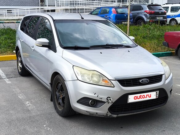 2010 Ford Focus II Рестайлинг, серебристый, 430000 рублей - вид 1
