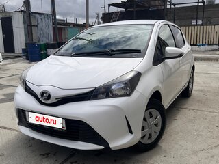 2015 Toyota Vitz III (XP130) Рестайлинг, белый, 800000 рублей, вид 1
