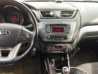 2013 Kia Rio 5-speed III, чёрный, 970000 рублей, вид 5