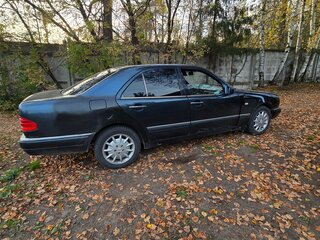 1997 Mercedes-Benz E-Класс 200 II (W210, S210), чёрный, 280000 рублей, вид 3