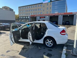 2013 Nissan Tiida I Рестайлинг, белый, 935000 рублей, вид 5