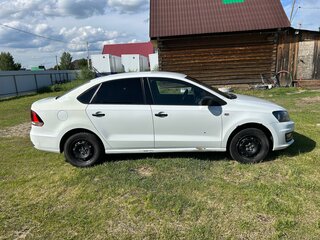 2017 Volkswagen Polo V Рестайлинг, белый, 900000 рублей, вид 3