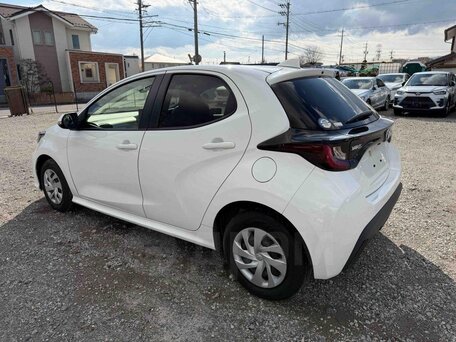 2022 Toyota Yaris IV, белый, 750000 рублей, вид 4