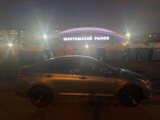 2017 Hyundai Solaris II, серый, 899999 рублей, вид 4