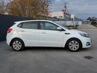2016 Kia Rio III Рестайлинг, белый, 1279000 рублей, вид 4