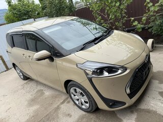 2021 Toyota Sienta II Рестайлинг, бежевый, 1750000 рублей, вид 1