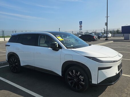 2026 Toyota bZ3X 67.9 kWh, белый, 2600000 рублей, вид 2