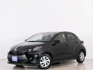 2021 Toyota Yaris IV, чёрный, 1109000 рублей, вид 3