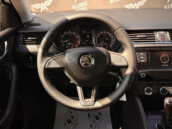 2019 Skoda Octavia III (A7) Рестайлинг, белый - вид 14