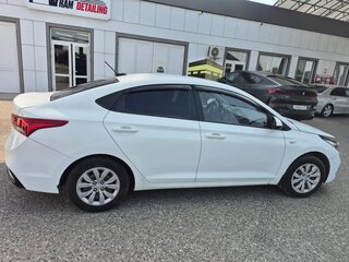 2017 Hyundai Solaris II, белый, 750000 рублей, вид 2