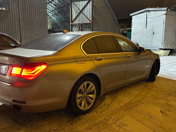 2011 BMW 7 серии 740d xDrive V (F01/F02/F04), бежевый - вид 2