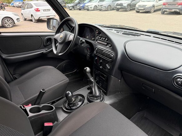 2015 Chevrolet Niva I Рестайлинг, серебристый, 695000 рублей - вид 12