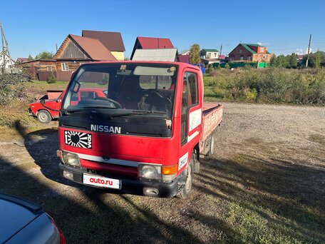 1993 Nissan Atlas, красный, 650000 рублей, вид 1