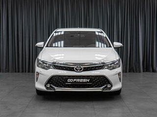2017 Toyota Camry VII (XV50) Рестайлинг, белый, 2559000 рублей, вид 3