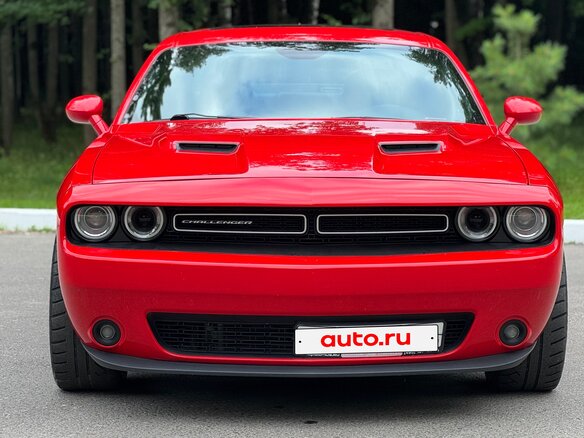 2017 Dodge Challenger III Рестайлинг 2, красный, 4000000 рублей - вид 2