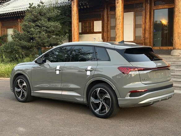 2025 Audi Q4 e-tron 40 I, серый, 4170000 рублей - вид 4
