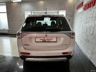 2014 Mitsubishi Outlander III Рестайлинг, белый, 1995000 рублей, вид 4