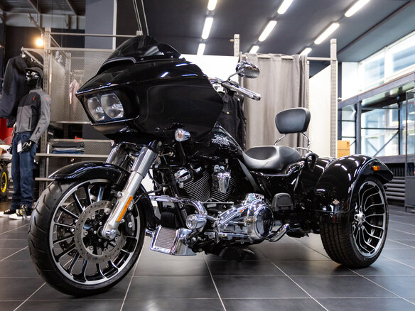 2023 Harley-Davidson Road Glide 3, чёрный, 3790000 рублей - вид 3