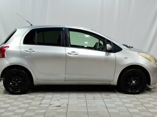 2005 Toyota Vitz II (XP90), серебристый, 320000 рублей, вид 3