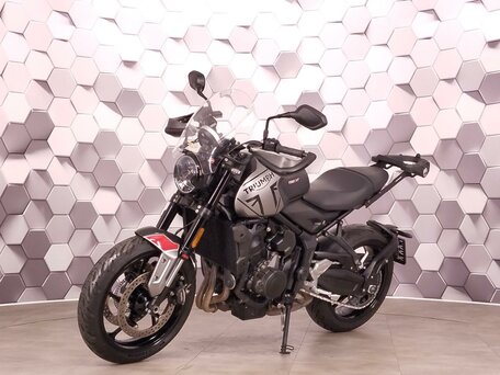 2021 Triumph Trident 660, серый, 727000 рублей, вид 2