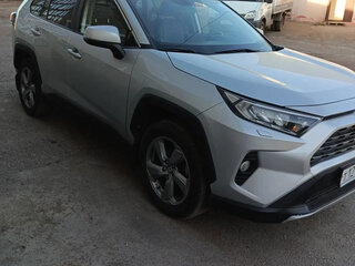 2019 Toyota RAV4 V (XA50), серебристый, 3000000 рублей, вид 2