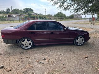 2000 Mercedes-Benz E-Класс 320 II (W210, S210) Рестайлинг, красный, 480000 рублей, вид 3