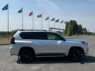 2018 Toyota Land Cruiser Prado 150 Series Рестайлинг 2, серебристый, 5800000 рублей, вид 4