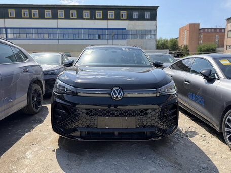 2026 Volkswagen Tiguan L Pro III (China Market), чёрный, 4850000 рублей, вид 3
