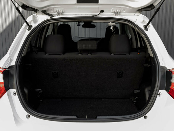 2019 Toyota Vitz III (XP130) Рестайлинг 2, белый, 980000 рублей - вид 8