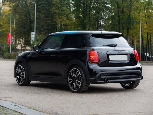 2021 Mini Hatch Cooper III (F55/F56) Рестайлинг 2, чёрный, 3790000 рублей - вид 8