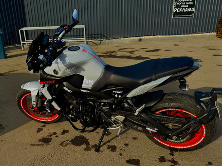 2020 Yamaha MT-09 (FZ-09), серый, 1000000 рублей, вид 3