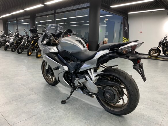 2017 Honda VFR 800, серый, 935000 рублей - вид 7