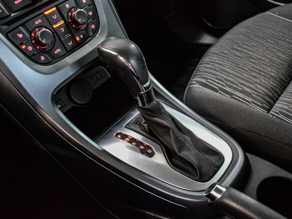 2013 Opel Astra J Рестайлинг, белый - вид 11