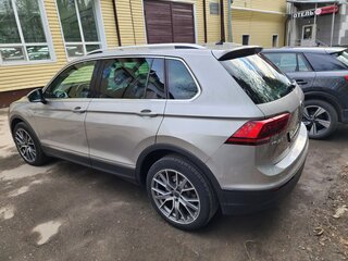 2018 Volkswagen Tiguan II, серебристый, 2700000 рублей, вид 4