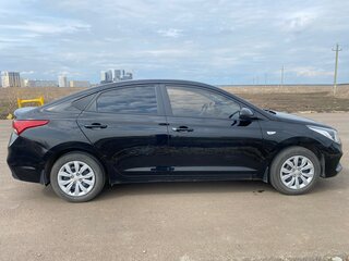 2017 Hyundai Solaris II, чёрный, 950000 рублей, вид 3