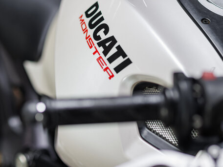 2010 Ducati Monster 696, белый, 450000 рублей, вид 4