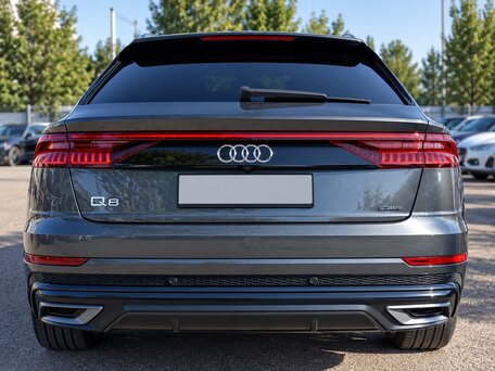 2021 Audi Q8 55 TFSI I (4M), серый, 6700000 рублей, вид 3