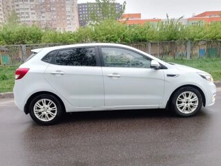 2015 Kia Rio III Рестайлинг, белый, 950000 рублей, вид 3