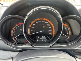 2022 Toyota Yaris IV, белый, 1350000 рублей, вид 2