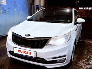 2017 Kia Rio III Рестайлинг, белый, 1050000 рублей, вид 3