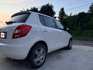 2013 Skoda Fabia II Рестайлинг, белый, 650000 рублей, вид 4