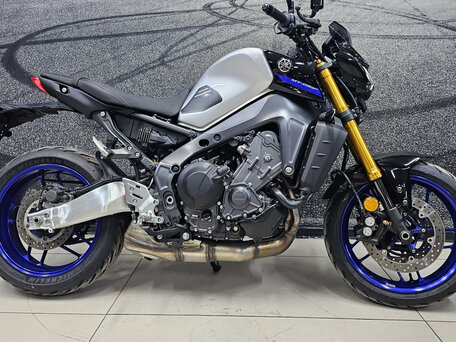 2023 Yamaha MT-09 (FZ-09), серый, 979000 рублей, вид 4