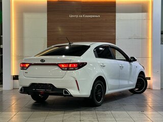 2021 Kia Rio IV Рестайлинг, белый, 1420000 рублей, вид 4