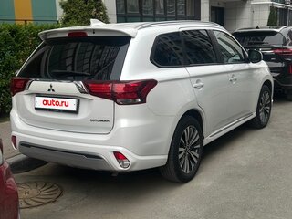 2022 Mitsubishi Outlander III Рестайлинг 3, белый, 2450000 рублей, вид 3
