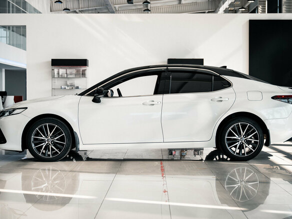 2021 Toyota Camry VIII (XV70) Рестайлинг, белый - вид 4