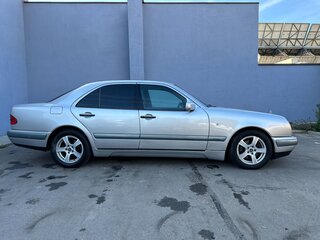 1998 Mercedes-Benz E-Класс 240 II (W210, S210), серебристый, 950000 рублей, вид 3