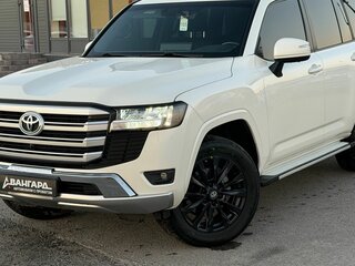 2022 Toyota Land Cruiser 300 Series, белый, 8900000 рублей, вид 3