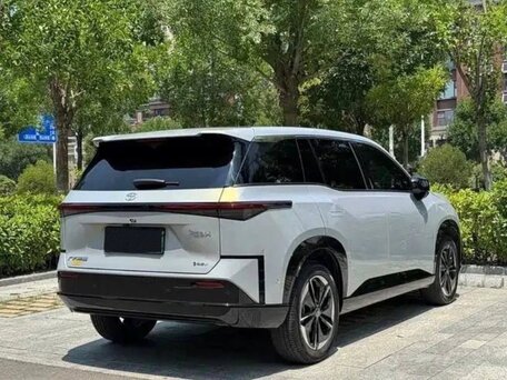 2026 Toyota bZ3X 58.3 kWh, серебристый, 2600000 рублей, вид 5