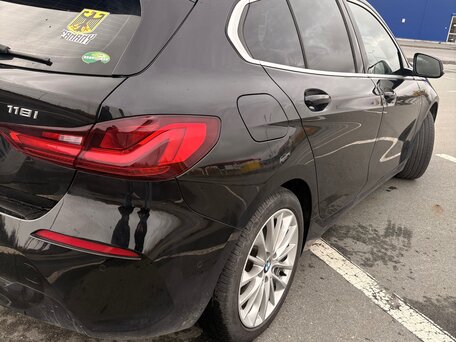 2020 BMW 1 серии 118i III (F40), чёрный, 1515000 рублей, вид 3